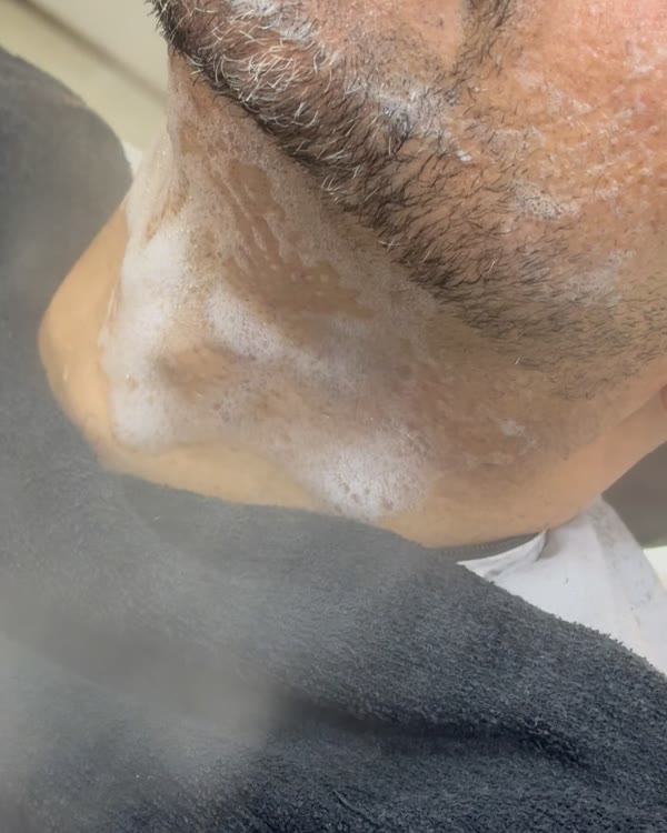 Barba com espuma na barboterapia