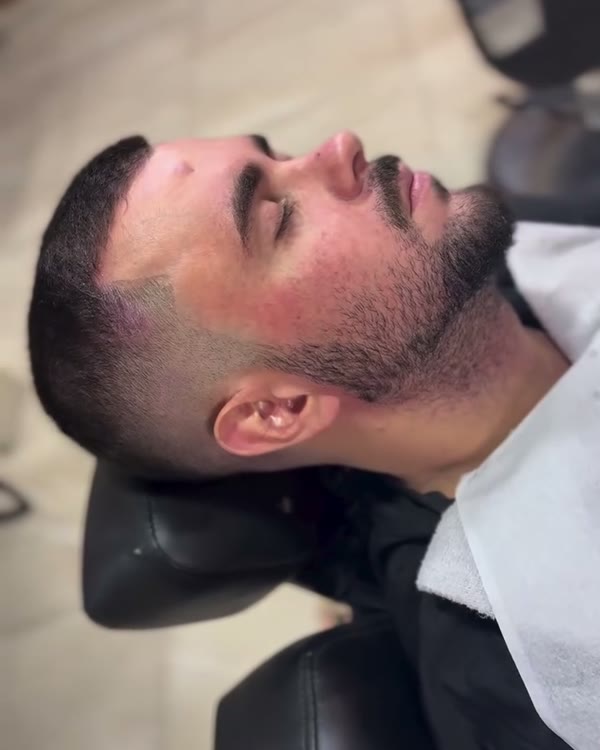 Barba sendo feita na máquina
