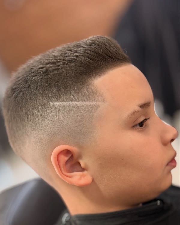 Menino com corte degradê e risco