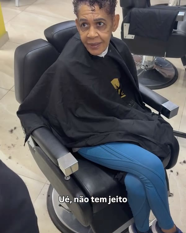 Cliente com o cabelo platinado